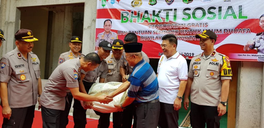 Polri Gelar Baksos Pengobatan Gratis dan Bantuan Sembako Untuk Kaum Dhuafa di Kembangan