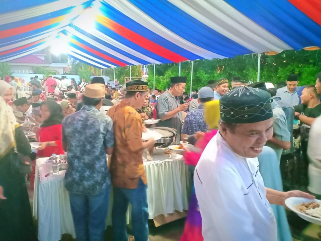 Buka Bersama, Rumah Jabatan Wakil Bupati Sinjai Dipenuhi Warga