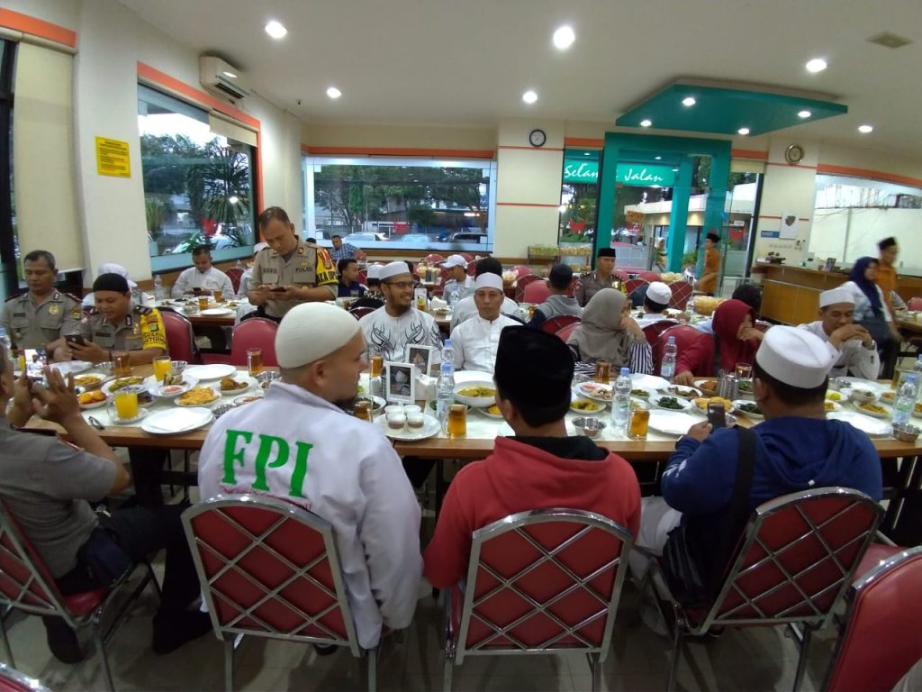 Ciptakan Sinergitas, Polsek Tanjung Duren Buka Puasa Bersama FPI