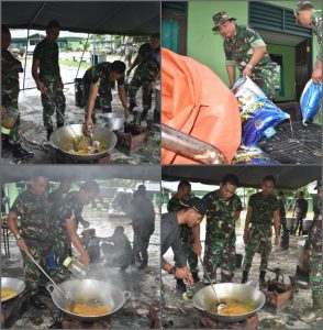 Prajurit Korem 091/ASN Masak Ribuan Nasi Bungkus Untuk Korban Banjir dan Relawan