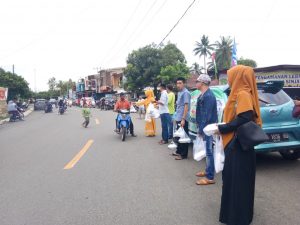 Alumni SMP 1 Sinjai Selatan Kembali Bagikan Takjil Bagi Pengguna Jalan