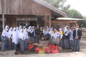 Palang Merah Wira Unit 219 Bersama Eskul Rohani Islam Unit SMA 13 Sinjai Gelar Penggalangan Sembako