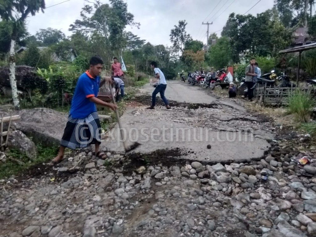 Jalan Rusak Parah, Pemuda Assipetunge Bergerak Cepat Bersihkan Jalan Pasca Hujan Deras