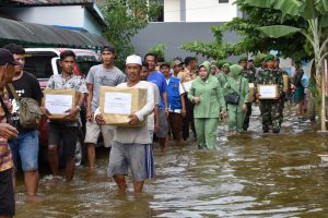Peduli Korban Banjir, Persit KCK Cabang XXI Yonif 611 Terjun Ke Air Guna Salurkan Bantuan