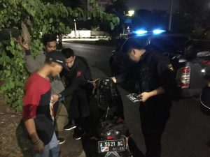 Bawa Sajam, 2 Pemuda Diamankan Team Pemburu Preman Polres Metro Jakarta Barat