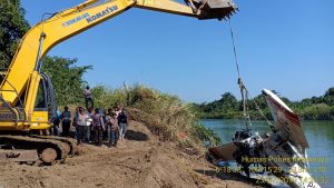 Polres Indramayu Evakuasi Pesawat Latih Cessna Yang Jatuh Di Sungai Rambatan Cimanuk