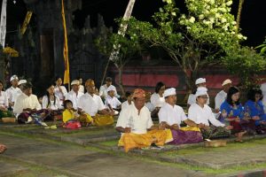 Umat Hindu Di Bondowoso Rayakan Hari Raya Galungan Di Pura Tri Mandala Giri