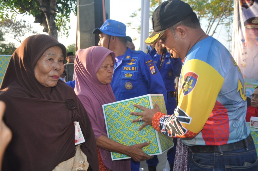 Kapolda Banten Bagikan Seribu Paket Sembako Kepada Masyarakat Nelayan