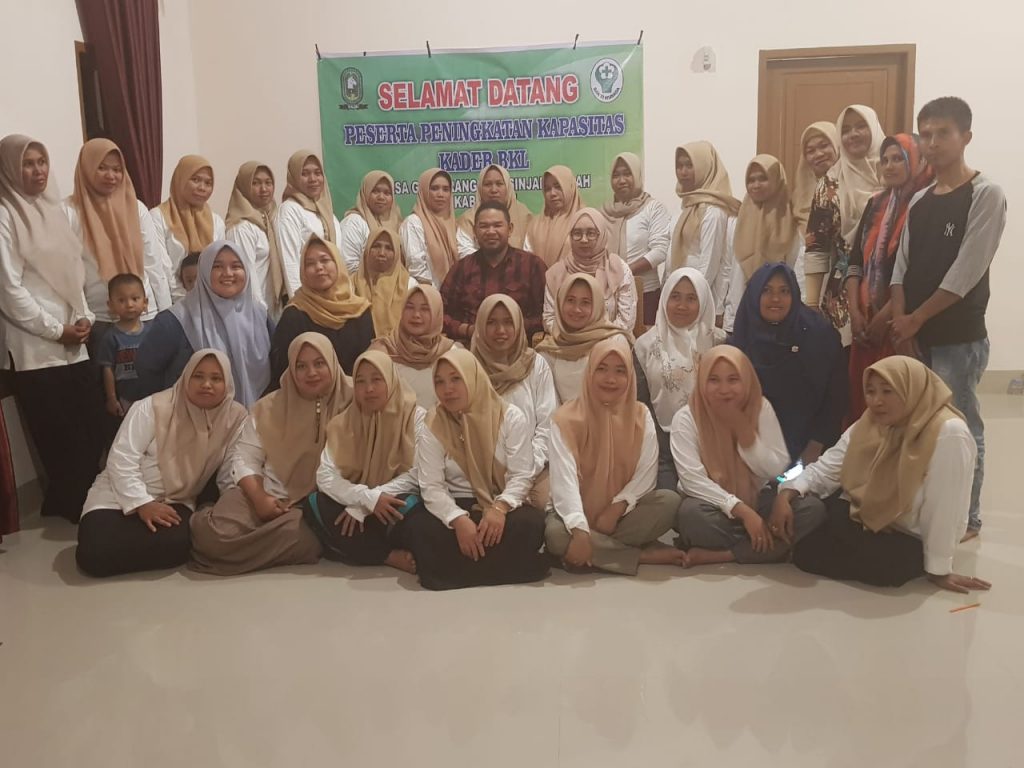 SINJAI,exposetimur.com -Posyandu adalah bentuk peran serta masyarakat dibidang kesehatan yang dikelola oleh kader posyandu dengan sasaran seluruh anggota masyarakat. Kader posyandu juga merupakan barisan terdepan untuk memberikan informasi tentang kondisi kesehatan masyarakat di sekitar lingkungannya sehingga program pemerintah dalam bidang kesehatan dapat terbantu dengan keberadaan para kader yang memiliki pengetahuan terhadap posyandu. Oleh karena itu seorang kader penting untuk mendapat pelatihan dan bimbingan tentang segala sesuatu yang berhubungan dengan posyandu, sehingga nantinya dapat memaksimalkan pelayanan terhadap masyrakat. Untuk tujuan tersebut, Pemrintah Desa Gantarang Kecamatan Sinjai Tengah bekerjasama Dinas Kesehatan Kabuapten Sinjai melalui Puskesmas Manimpahoi, hari ini, sabtu 31 Agustus 2019, mengadakan pelatihan kader Posyandu yang tempatkan di pantai bira dan di ikuti sekitar 40 peserta dari seluruh Desa Gantarang. Dalam kesempatan tersebut Erwin S.KM dari Puskesmas Manimpahoi sebagai pemandu kegiatan menyapaikan akan pentingnya seorang kader memahami hal-hal yang berhubungan dengan Posyandu, upaya pelatihan yang dilakukan hari ini patut diapresiasi bersama utamanya peran Kepala Desa dalam mewujudkan pelayanan posyandu di Desa Gantarang. Dalam kesempatan Ini pula, Erwin, S. KM didampingi Erniani, A.MG. Kepala Desa Gantarang, Sinjai Tengah, Insa yang dikonfirmasi exposetimur menuturkan bahwa, pelayanan posyandu tentu sangan penting bagi masyrakat, sehingga menutnya pelatihan ini merupakan langkah antisipasi dan bekal pengetahuan bagi kader posyandu yang ada di Desa Gantarang dalam melayani masyarakat nantinya. "Kami melakukan pelatihan bagi kader posyandu bekerjasama dengan dinas kesehatan melalui PKM Manimpahoi, kami berharap dengan pelatihan ini dapat memberikan pengetahuan bagi kader posyandu di desa gantang, tentunya kita berharap, pelayanan kesehatan masyarakat akan semakin baik" Terang Insan. (Wahyu_red]