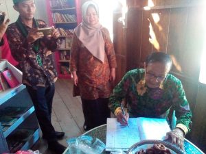 Akbar Tanjung Kunjungi Rumah Baca Lampu Badai Sinjai Utara