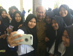 Bupati Jeneponto Swafoto Bersama Mahasiswa KKLP STIE-STKIP Yapti, Wabup Menyanyi di Panggung