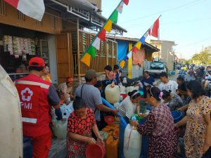 Bantu Warga Cambayya, PMI Makassar Distribusikan Air Bersih