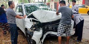 Mobil Kepala SMK 1 Lasusua Serunduk Pohon