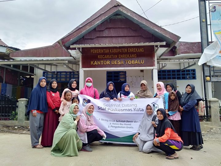 Petugas Puskesmas kota Enrekang melaksanakan layanan kesehatan Jumat (4/10/2019)