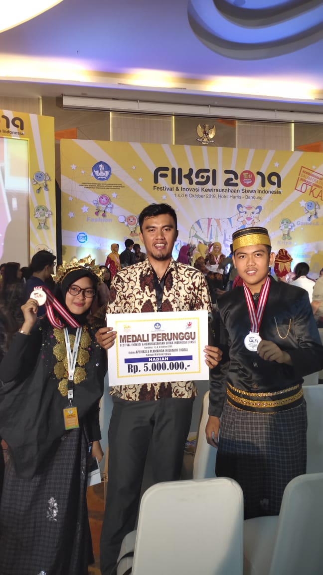 Siswa SMAN 3 Bulukumba raih prestasi FIKSI 2019 kota Bandung