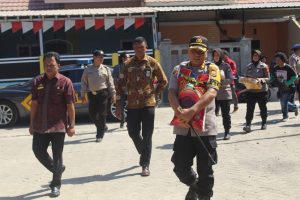 Sambangi Pengungsi Kerusuhan Wamena, Kapolres Gowa Serahkan Bantuan
