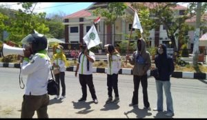 Kasus Trotoar Persatuan Raya, IHI Teriak di Depan Kejaksaan Sinjai