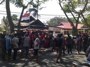 Pasca Pilkades, Puluhan Warga Desa Biangkeke Demo di Kantor PMD