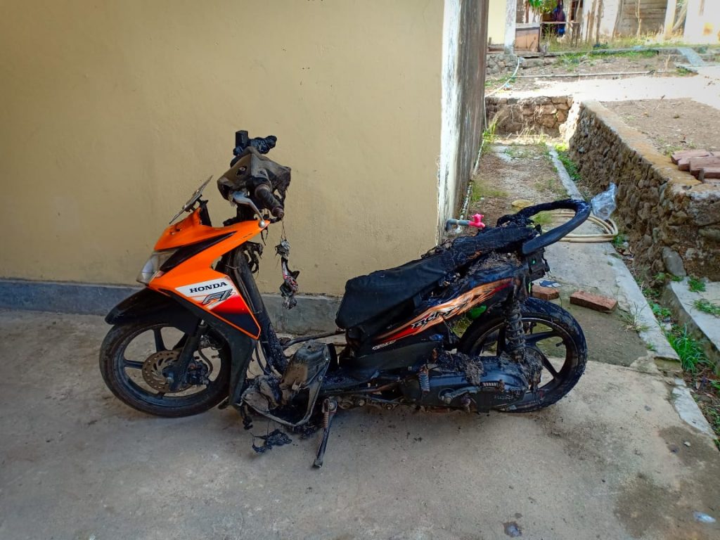 Diduga di Bakar OTK, Motor Metic Pinjaman Hangus Terbakar