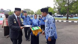Maknai Hari Pahlawan, Bupati Pinrang Beri Penghargaan Guru Berprestasi
