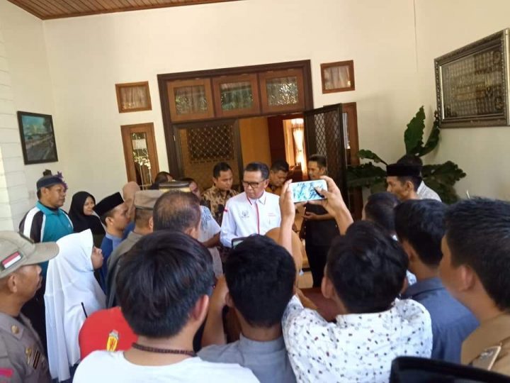 Di Bantaeng, Begini Sosok Gubernur NA Yang Tetap Setia Melayani Warga Dikampungnya