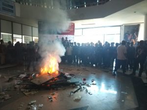 Usai Demo, Massa Aksi Bentrok dengan Mahasiswa Pecinta Alam Stmik Dipanegara
