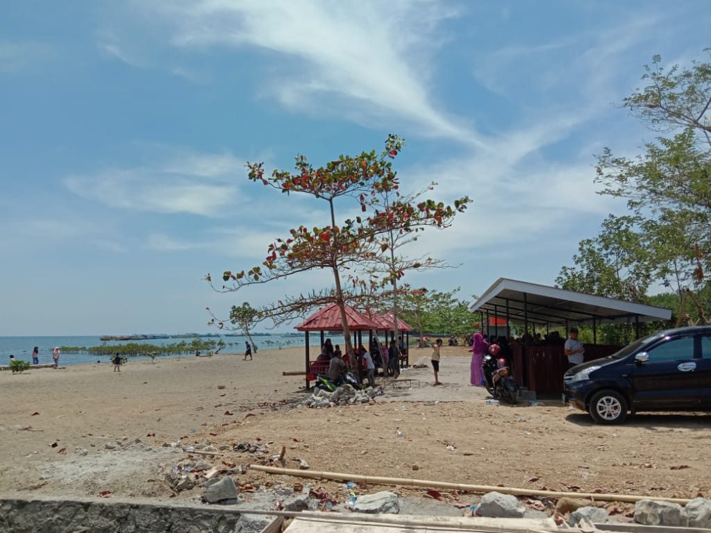 Berwisata di Pantai ” MALLENRENG” Desa Panaikang Sambil Menikmati Permainan Futsal