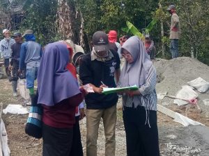 Bentuk Transparansi, 3 Staf Desa Bonto Tengnga Serahkan HOK di Lokasi Proyek