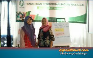 Perempuan Salassae Mengikuti Sekolah Pedesaan di Jawa Timur