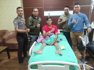 Anggota Lat Pra Ops Satgas GARBHA Salurkan Bantuan Brigadir Nusantara Polri Pada Rekanya Yang Lumpuh