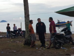 Personil Polsek Tellulimpoe Lakukan Pengamanan Wisata Pantai Karampuang