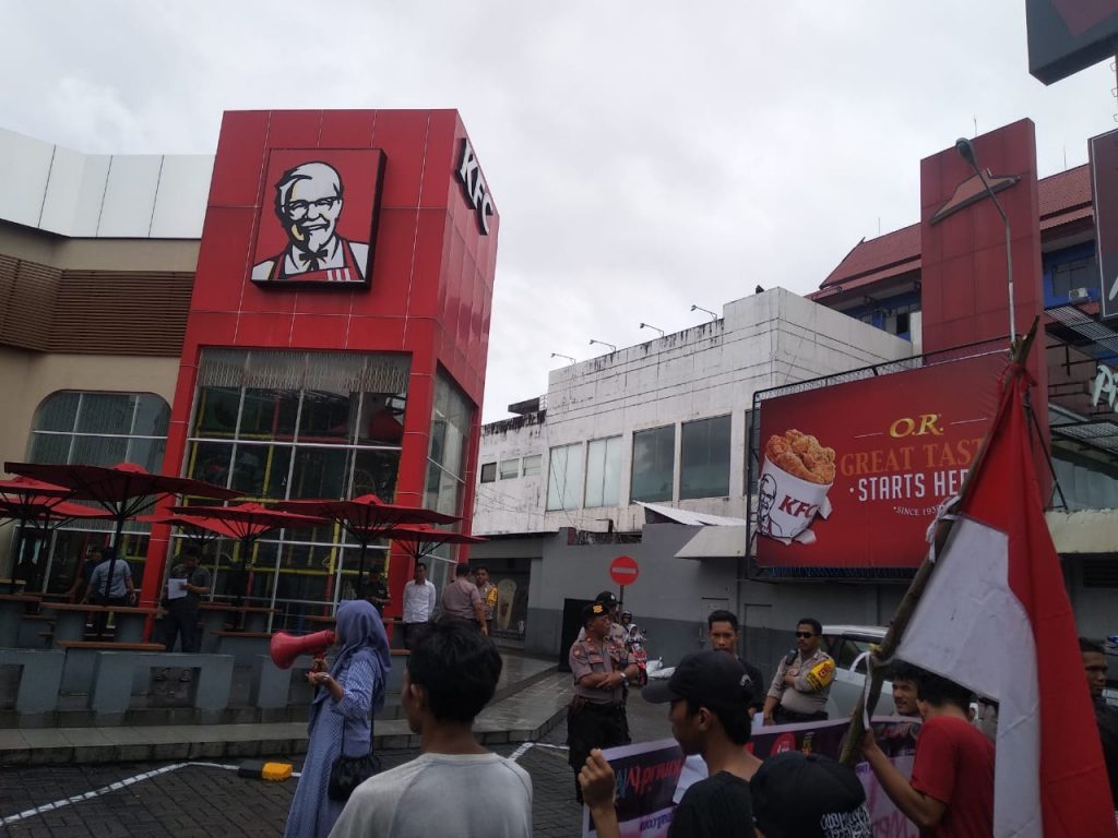 Gelar Aksi, GMPK Sulsel Tuntut PJ Walikota Makassar Tutup KFC Ratulangi