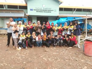 Peduli Lingkungan, PMR WIRA Unit 210 SMAN 9 Sinjai Gelar  Baksos di Pasar Manannanti