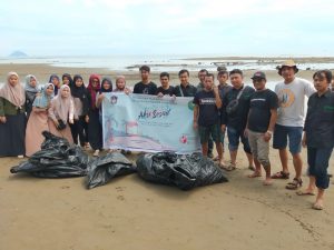 Bersama Bawaslu, HIMSI UMI Gelar Aksi Peduli Lingkungan di Pantai Bulokong
