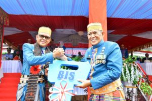 Gubernur Serahkan Bantuan Rp 50 Miliar dan 4 Bus di Hut Bulukumba ke 60