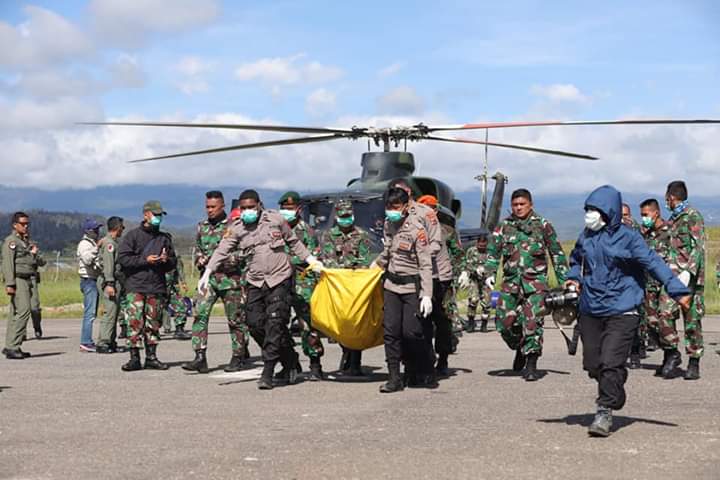 Danrem 172/PWY Bersama Polres Pegubin Bantu Evakuasi 12 Jenazah Helicopter MI-17 di Bandara Oksibil