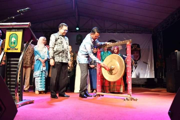 Pameran Fest and Expo Resmi Dibuka, Ditandai Dengan Pemukulan Gong Oleh Bupati Sinjai