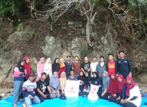 PMR Wira Unit 210 SMAN 9 Sinjai Adaka Temu Kangen Alumni di Pantai Bulokong