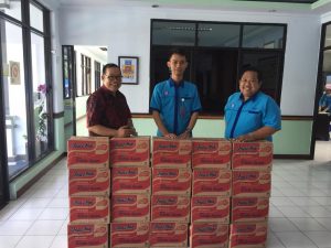 PT Indofood CBP Sukses Makmur Bantu Program Rutin Komunitas Makassar Bersih 