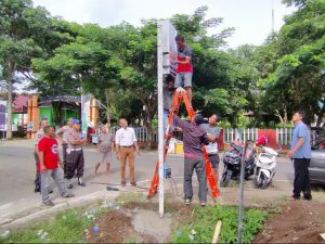 Ahmad Saeful, Lurah Jawi Jawi dan Warga Bantu Pemasangan Neon Box Polsek Bulukumpa