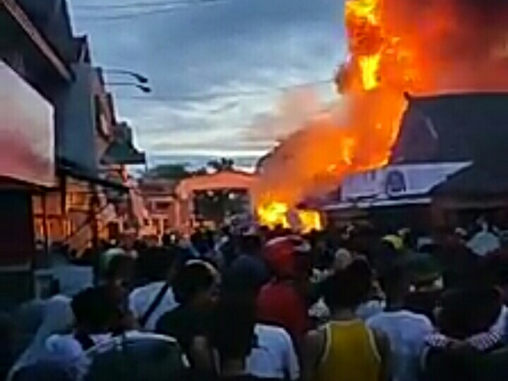 BREAKING NEWS: Pasar Setral Sinjai Terbakar Jelang Magrib