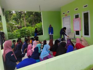 KKNP IAIM Sinjai dan TBM Pustaka Setapak Kenalkan Aksara Lontara ke Anak-anak Desa Kanrung
