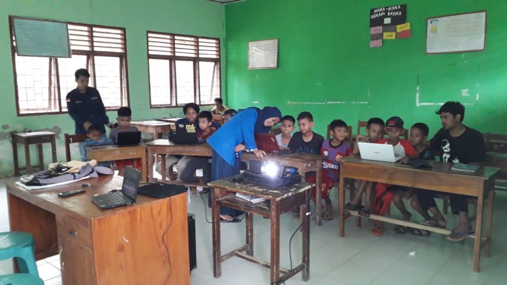 TBM Pustaka Setapak dan KKNP IAIM Sinjai Beri Pelatihan Ilmu Komputer untuk Anak-anak Desa Saohiring
