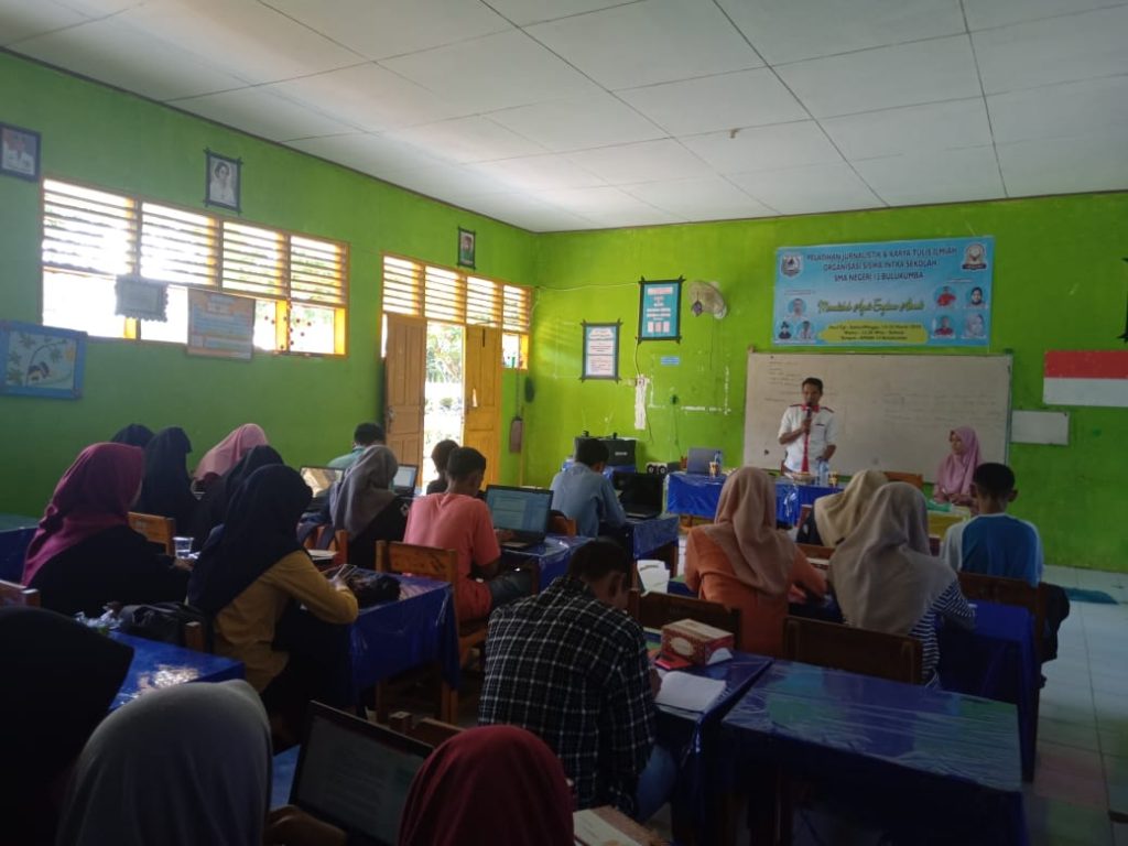CEO Esposetimur Jadi Narasumber Pelatihan Jurnalistik di SMAN 13 Bulukumba