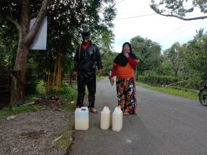Cegah Corona, Anggota BPD Salassae Ini Lakukan Penyemprotan Disinfektan