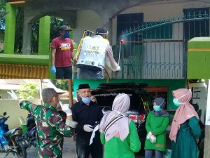 Pencegahan Covid-19, Pemdes Karama Lakukan sosialisasi dan Penyemprotan Disinfektan