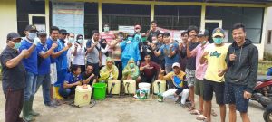 Pemerintah Desa dan Karang Taruna Bontominasa Lakukan Penyemprotan Disinfektan