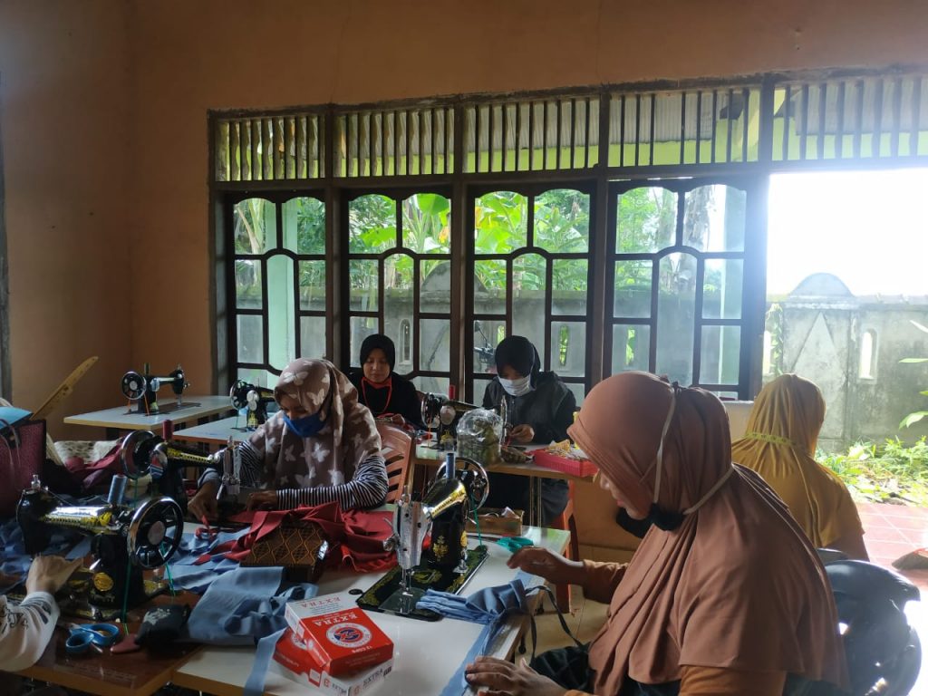 Karang Taruna Ininnawa dan Kelompok Sawing Class Barombong Produksi Masker
