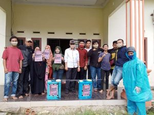 Cegah Covid-19, KPM Bajeng dan Bajeng Barat Semprotkan Cairan Disinfektan di Tempat Umum