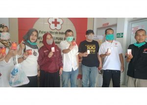 Usai Donor Darah, Komunitas Seratus Juta Bagi British Propolis Kepada Pendonor